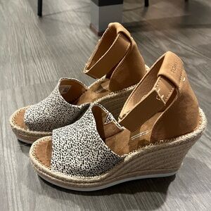 ☂️NWOT Animal print wedge